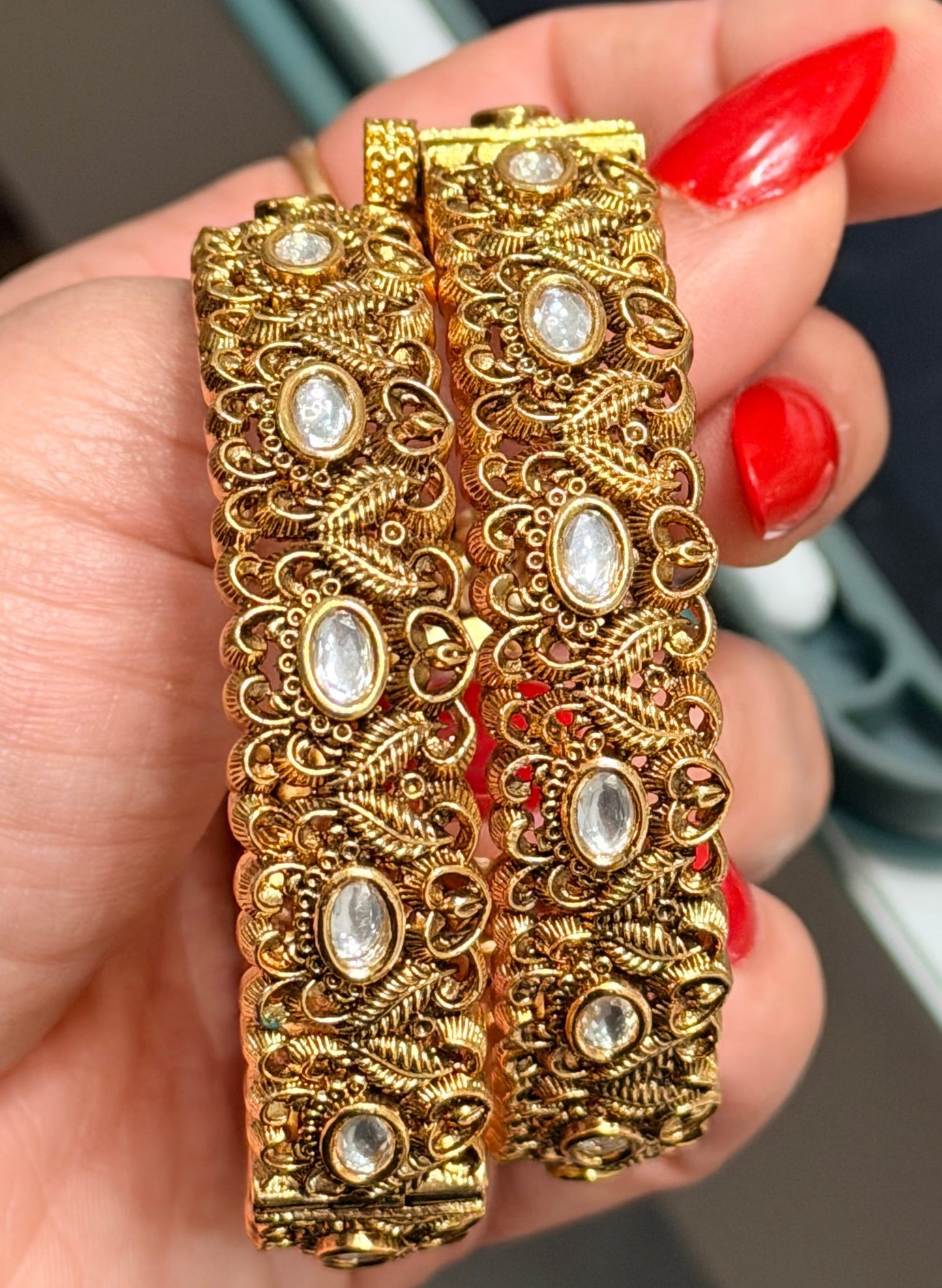 Mandy Tyaani Kundan Premium Bangle Set